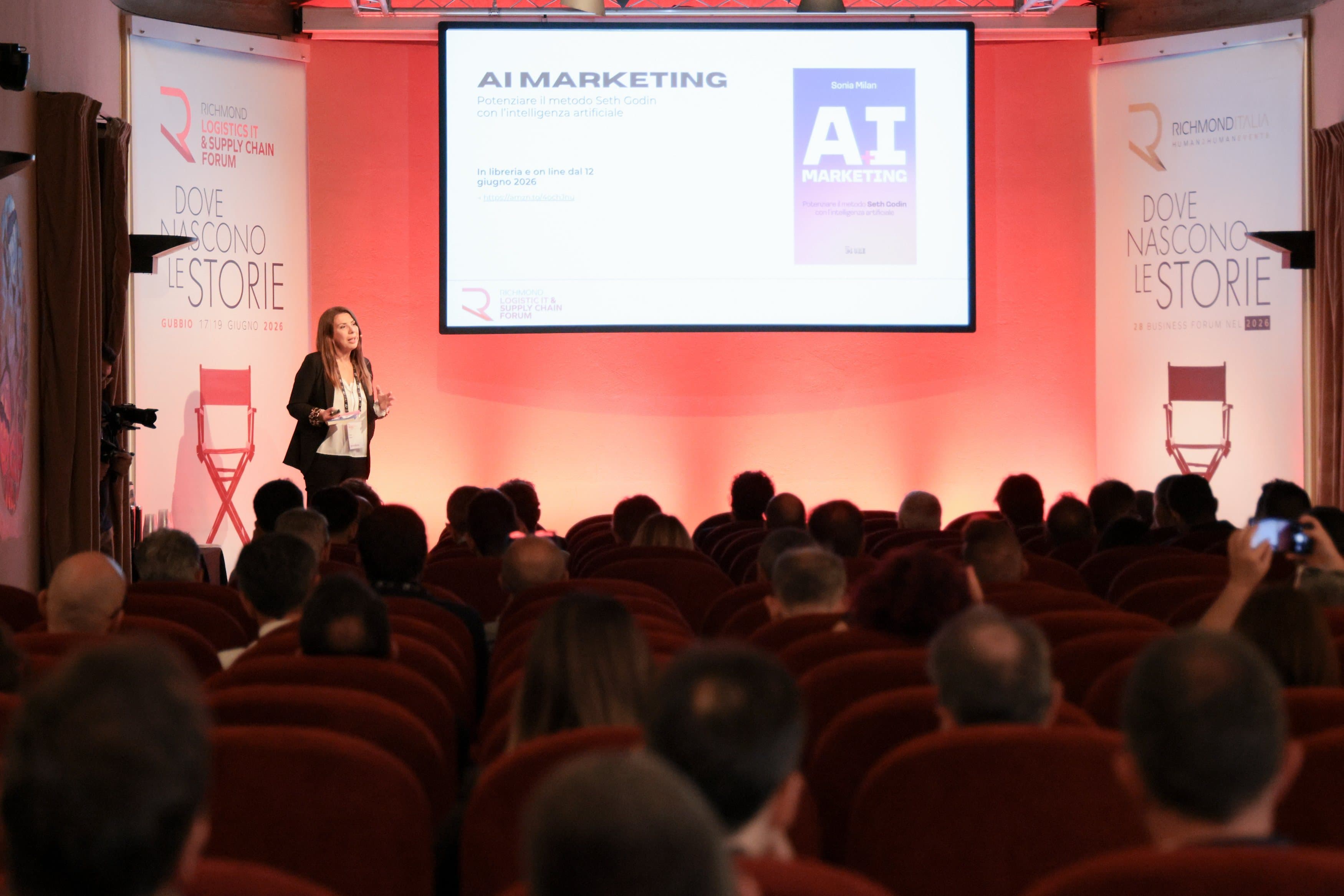 Sonia Milan presenta il libro AI Marketing dal palco del Richmond Logistics IT & Supply Chain Forum di Gubbio, davanti alla sala piena